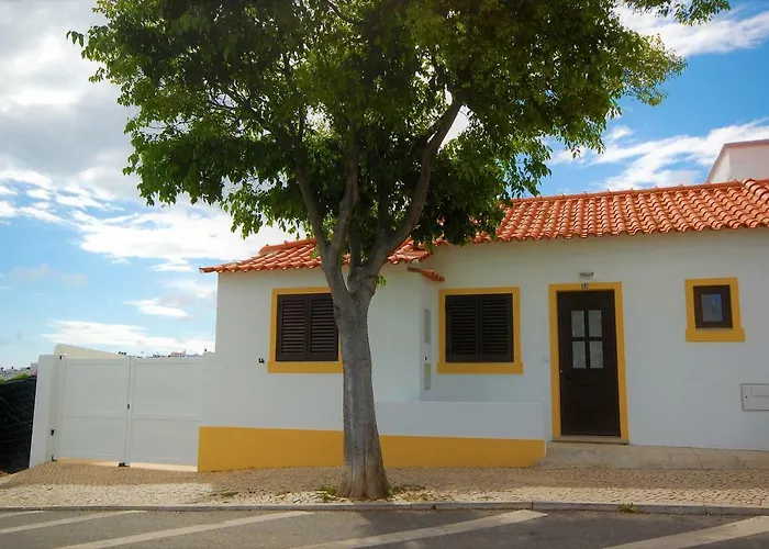 Baltum - Free Private Parking - Wifi - Airco # By Bedzy # Holiday home Albufeira